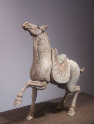 Скульптура гарцующей лошади