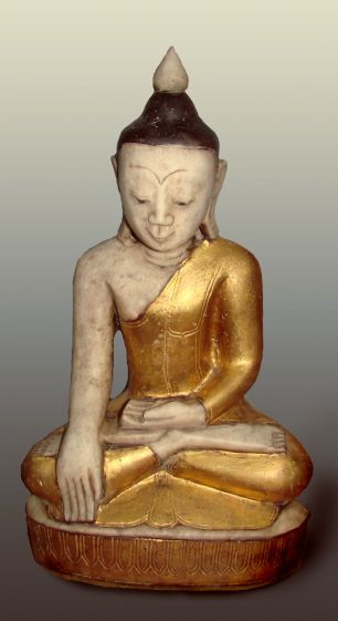 Будда в монашеских одеждах сангхати, сидящий в позе лотоса