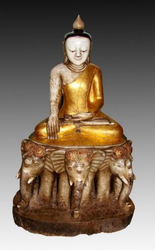 Будда в монашеских одеждах, сидящий в позе лотоса падмасана